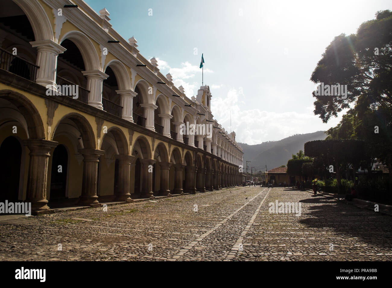 Guatemaltekischen Flagge auf der Oberseite des beeindruckenden Palacio de Los Capitanes Generales Gebäude auf dem Hauptplatz in Anitgua Guatemala n an einem sonnigen Tag Stockfoto
