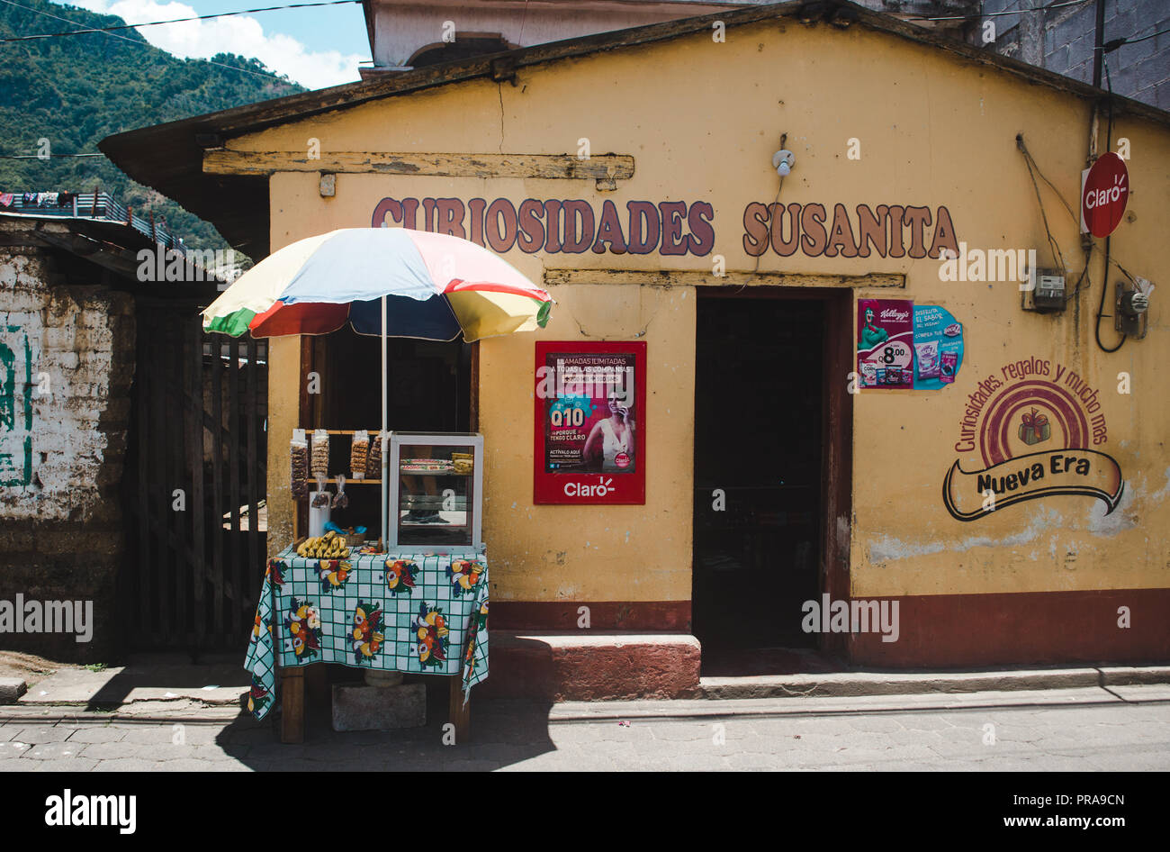 Nüsse und Obst verkauft wird auf einen kleinen außerhalb eines lokal-prozentige Convenience Shop in San Juan, eine Stadt auf der Atitlán-See Stockfoto Nüsse und Obst verkauft wird auf einen kleinen außerhalb eines lokal-prozentige Convenience Shop in San Juan, eine Stadt auf der Atitlán-See Stockfoto
