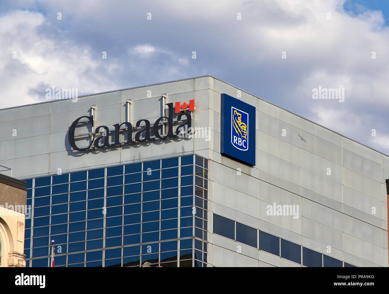 OTTAWA, Kanada - 5. Mai 2018: Kanada schreiben und RBC Royal Bank von Kanada unterzeichnen und Logo auf einem Gebäude in Ottawa, Ontario, Kanada. Stockfoto