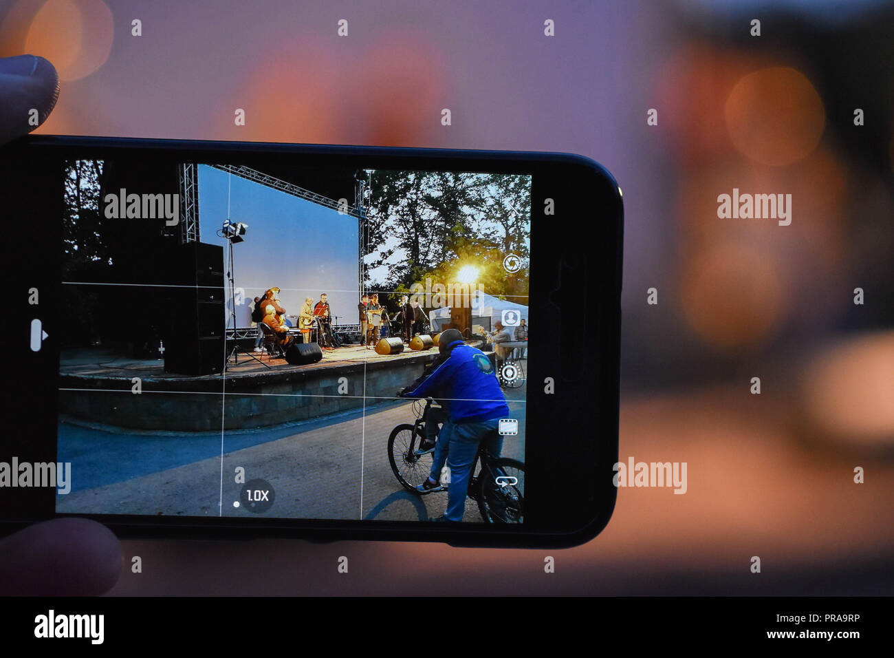 Eine Videoaufzeichnung von einem live Konzert auf einem Smartphone, einem Hintergrund verschwommen Stockfoto