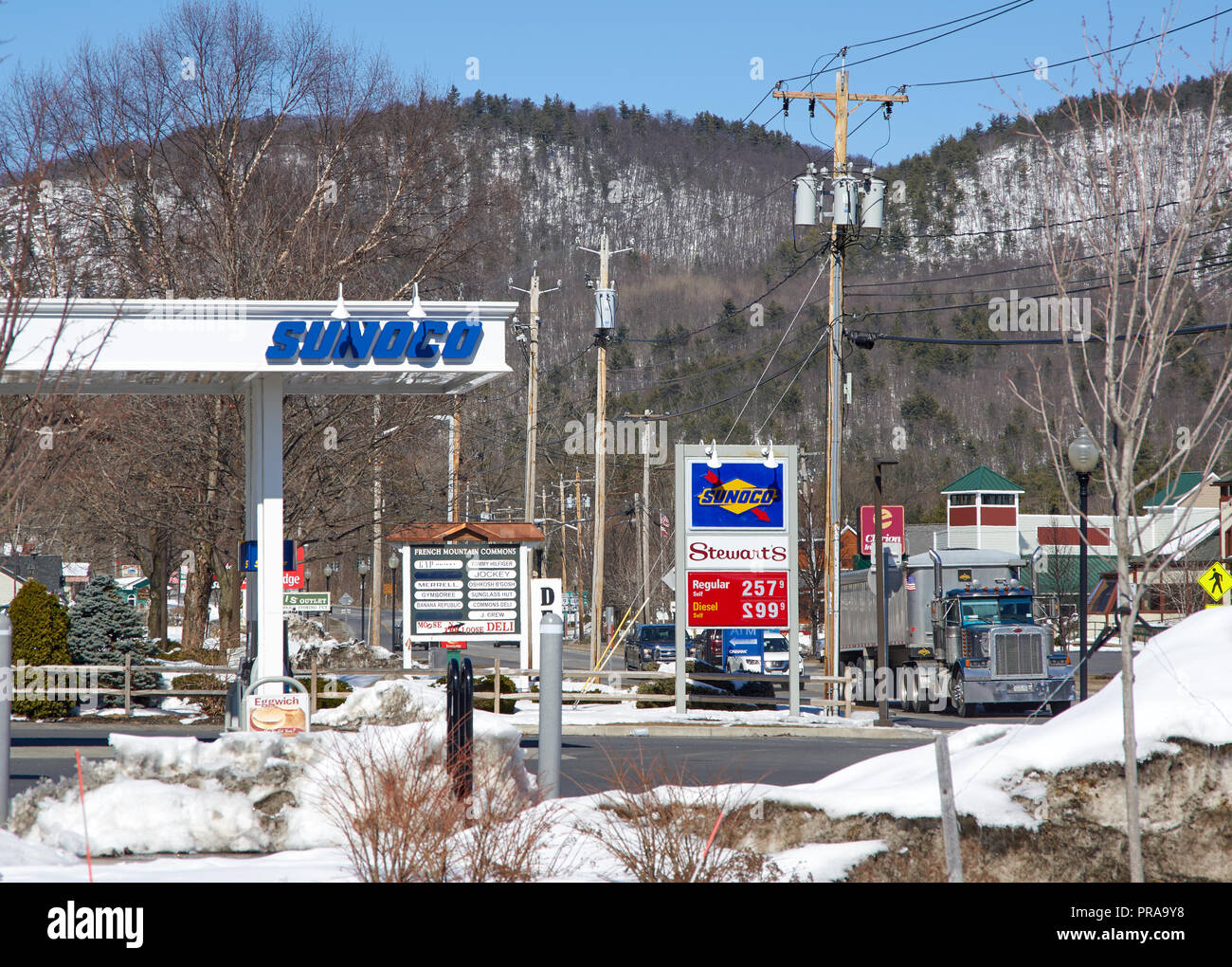 LAKE GEORGE, USA - 29. APRIL 2018: Sunoco Tankstelle an der Factory Outlets in Lake George, NY Stockfoto