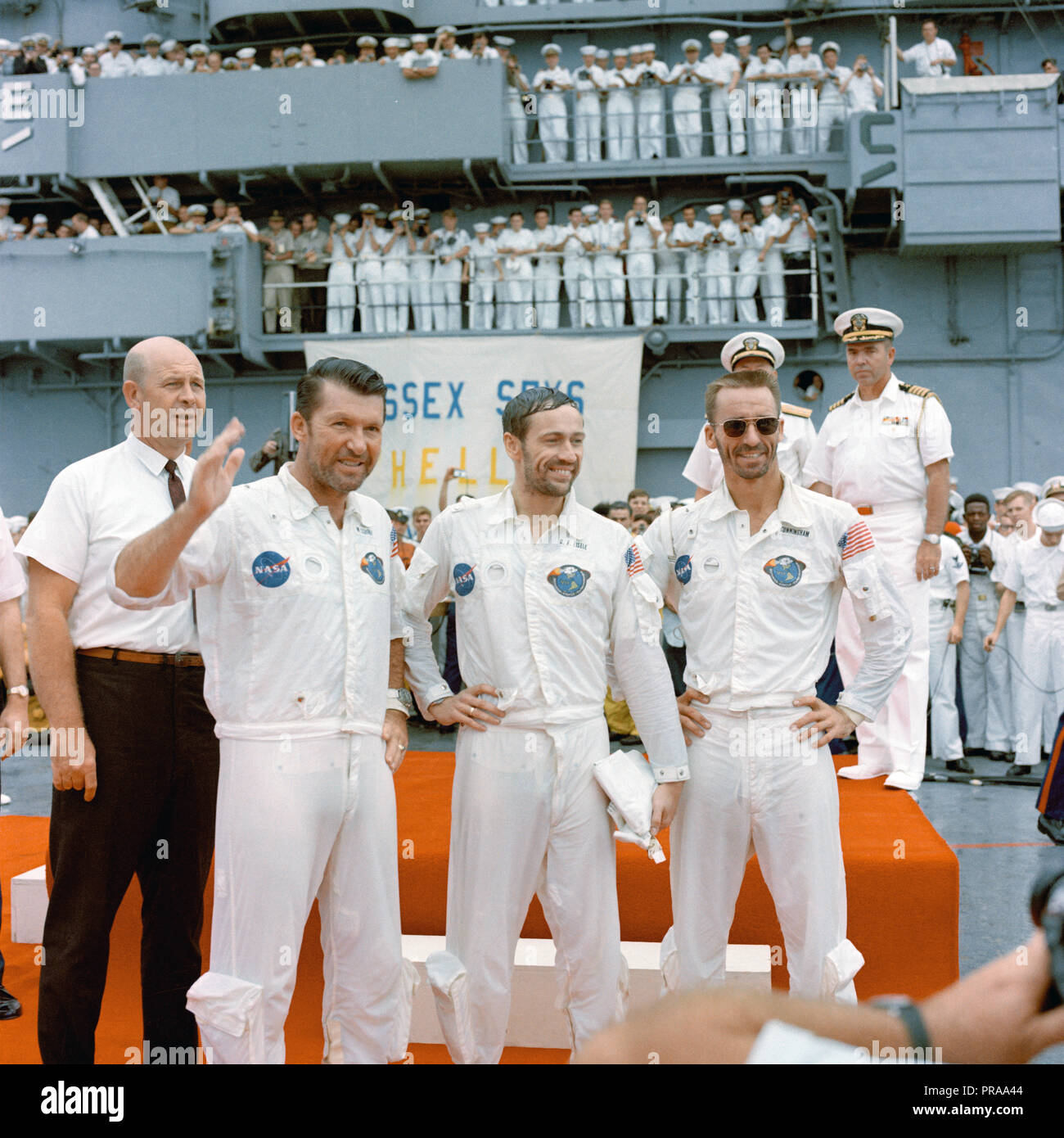 (22 Oktober 1968) - - - Der Apollo 7 Besatzung ist an Bord der USS Essex, die Prime Bergungsschiff für die Mission begrüßt. Zu Recht, sind Astronauten Walter M. Schirra jr., Commander Links; Donn F. Eisele, Befehl Modul Pilot; und Walter Cunningham, Lunar Module Pilot. Im linken Hintergrund ist Dr. Donald E. Stullken, NASA Recovery Team Leader ab (MSC) die bemannte Landung der Raumsonde Zentrum und Recovery Division. Stockfoto