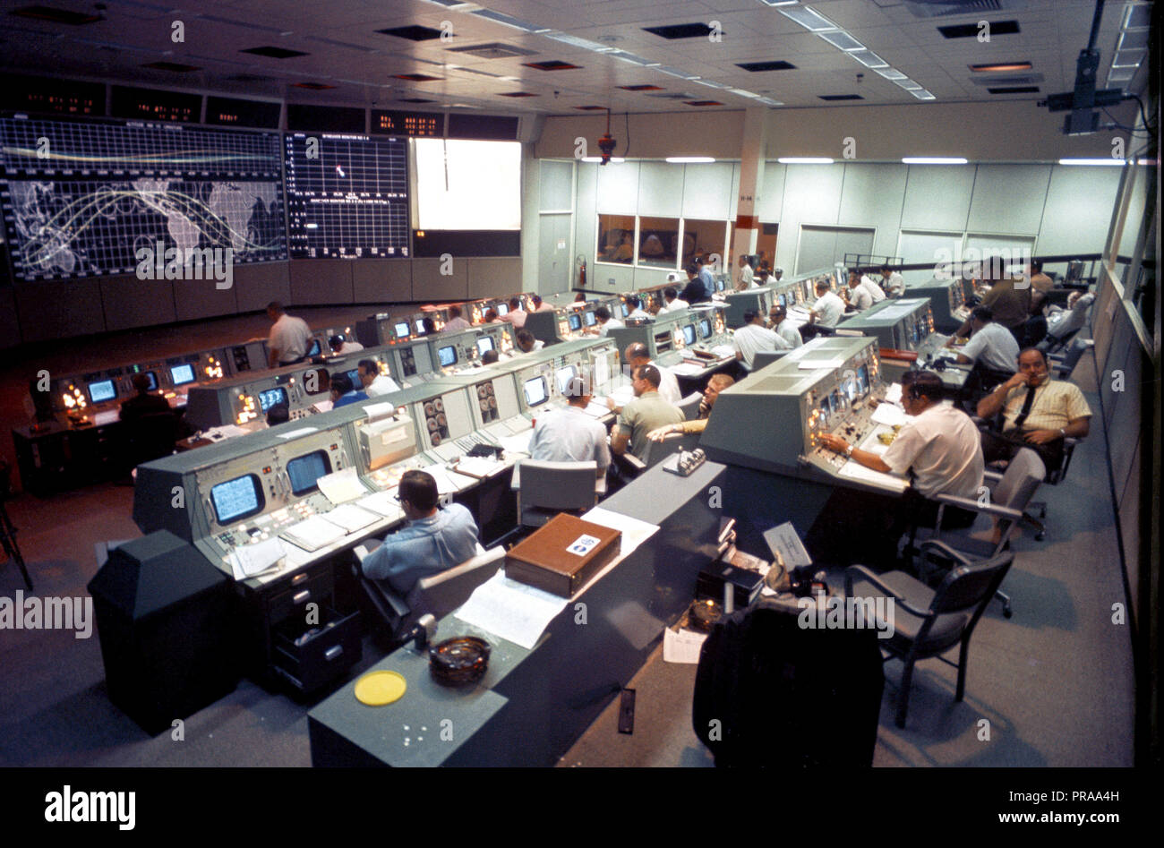 Gesamtüberblick über die Tätigkeit in der Mission Operations Control Room im Mission Control Center, Geb. 30, am ersten Tag der Apollo 7 Mission. Stockfoto