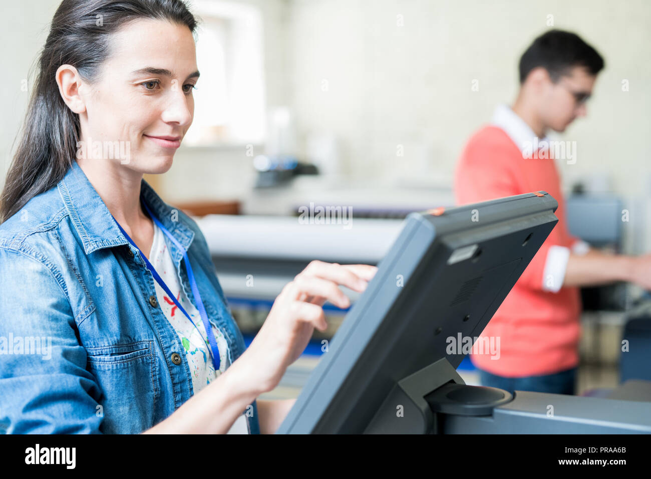 Inhalt lady Auswählen von Einstellungen für den Druck Stockfoto