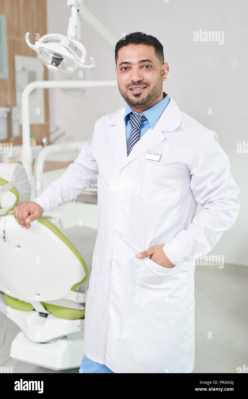 Fachkräfte des Mittleren Ostens Zahnarzt Posing Stockfoto