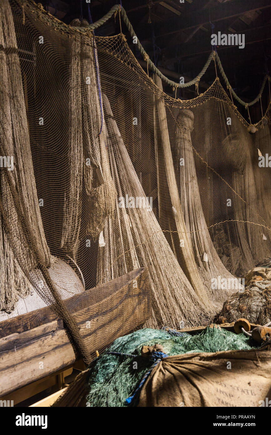 Sammlung der Fischernetze in einem Museum Lagerbereich Stockfoto