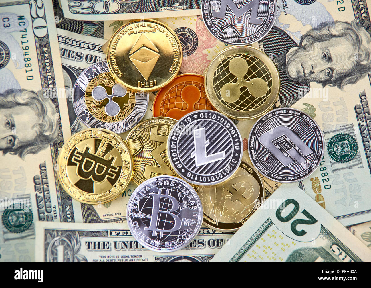 Bitcoin, Litecoin, Bindestrich, Monero und des Astraleums crypto Währung Münzen über amerikanische USD Dollar Stockfoto