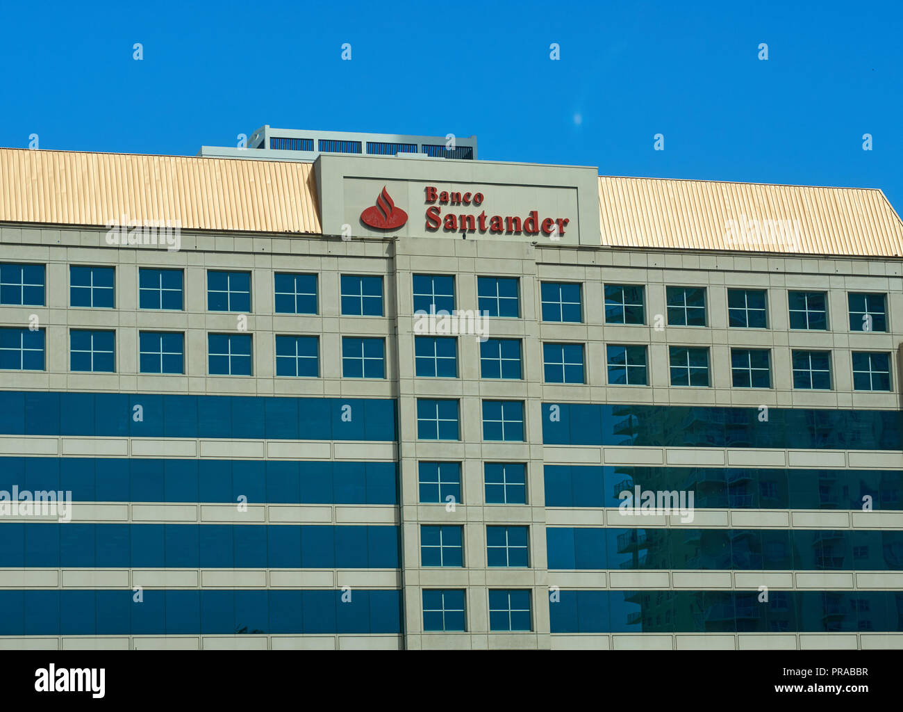 MIAMI, USA - 22. AUGUST 2018: Banco Santander in Miami, Florida, USA. Banco Santander ist eine Spanische multinationale kommerzielle Bank- und Finanzdienstleistungen Stockfoto
