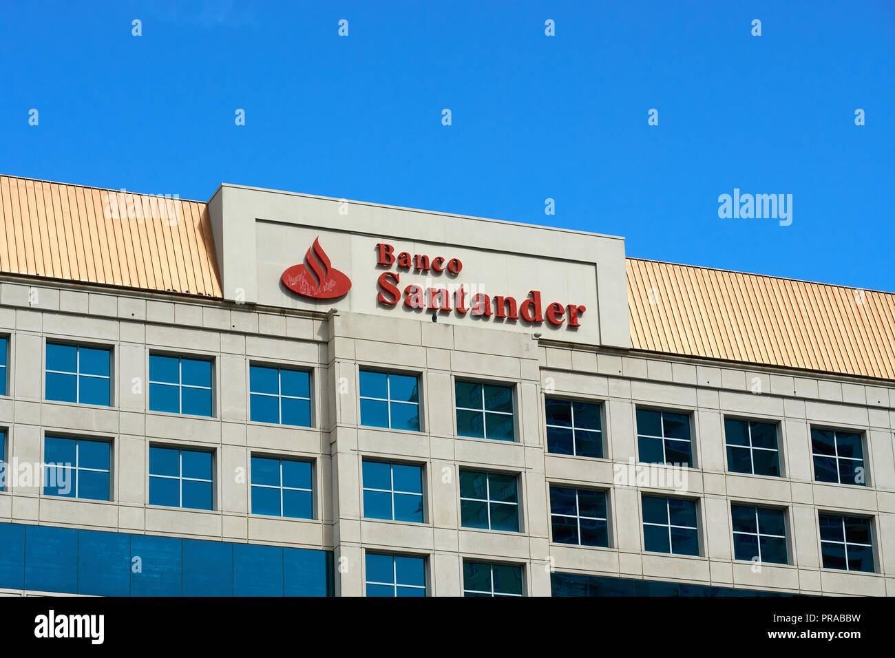 MIAMI, USA - 22. AUGUST 2018: Banco Santander in Miami, Florida, USA. Banco Santander ist eine Spanische multinationale kommerzielle Bank- und Finanzdienstleistungen Stockfoto