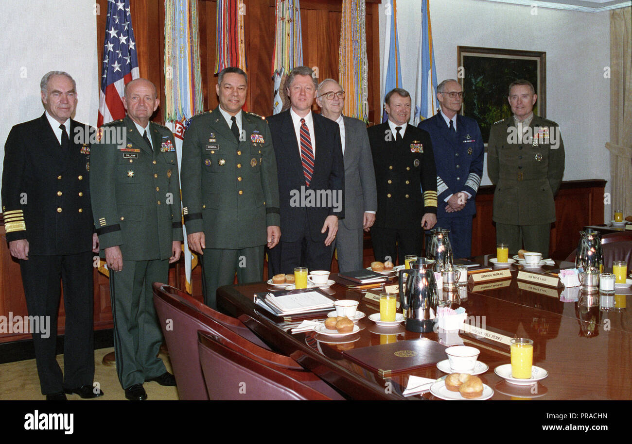 William Jefferson Clinton (Mitte, Links, dunkelblaue Jacke), Präsident der Vereinigten Staaten, posiert für ein Foto mit: U.S. Navy Adm. Frank B Kelso II (links), Leiter der Naval Operations; US-Armee General Gordon R. Sullivan; US-Generalstabschef, General Colin L Powell, Vorsitzende des Generalstabs, der Frau Abgeordneten Leslie' Les Aspin, US-Verteidigungsminister; US Air Force General Merrill' Anthony McPeak, US Air Force Stabschef; U.S. Navy Adm. David E. Jeremia, der stellvertretende Vorsitzende des Generalstabs und des US Marine Corps Gen. Carl E. Mundy, Jr., Kommandant des Marine Corps, Stockfoto