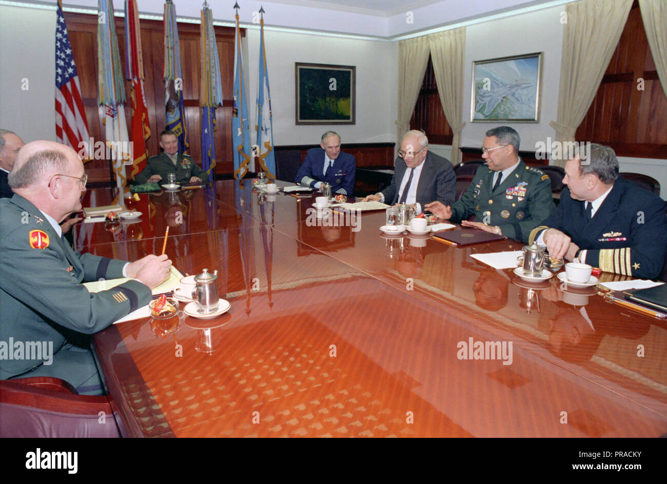 Der Herr Abgeordnete Les Aspin, jr., (dritter von rechts), US-Verteidigungsminister, hält seine erste offizielle Sitzung mit den Gelenken Stabschefs: U.S. Army Gen. Colin L. Powell (Zweiter von rechts), Vorsitzender des Generalstabs; U.S. Navy Adm. David E. Jeremia (rechts), Stellvertretende Vorsitzende des Generalstabs, General der US Air Force Merrill A. ('Tony') McPeak (vierter von rechts), Luftwaffe Stabschef; US-Armee General Gordon R. Sullivan (Zweite von links), Stabschef der Armee; U.S. Navy Adm. Frank B. Kelson, II (links, hinter Gen Sullivan), Leiter der Naval Operations; und US Marine Corp. Stockfoto