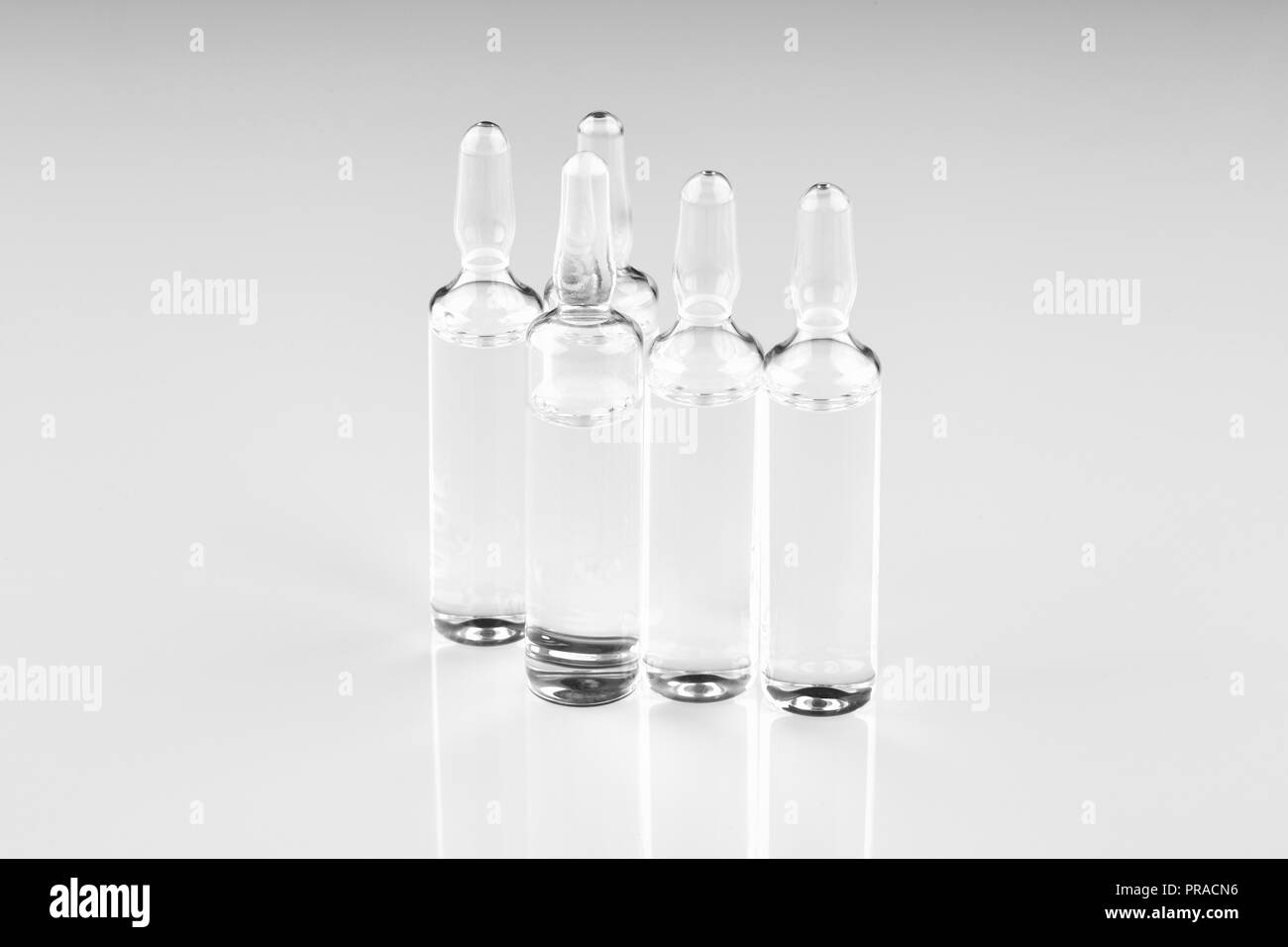 Impfstoffflasche dosis Schwarzweiß-Stockfotos und -bilder - Alamy