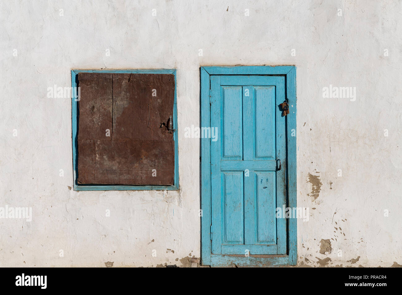 Bilder der weiß getünchten Häuser in dem abgelegenen Dorf Karakul in der Nähe von Karakul See entlang der Pamir Highway in Zentralasien. Stockfoto