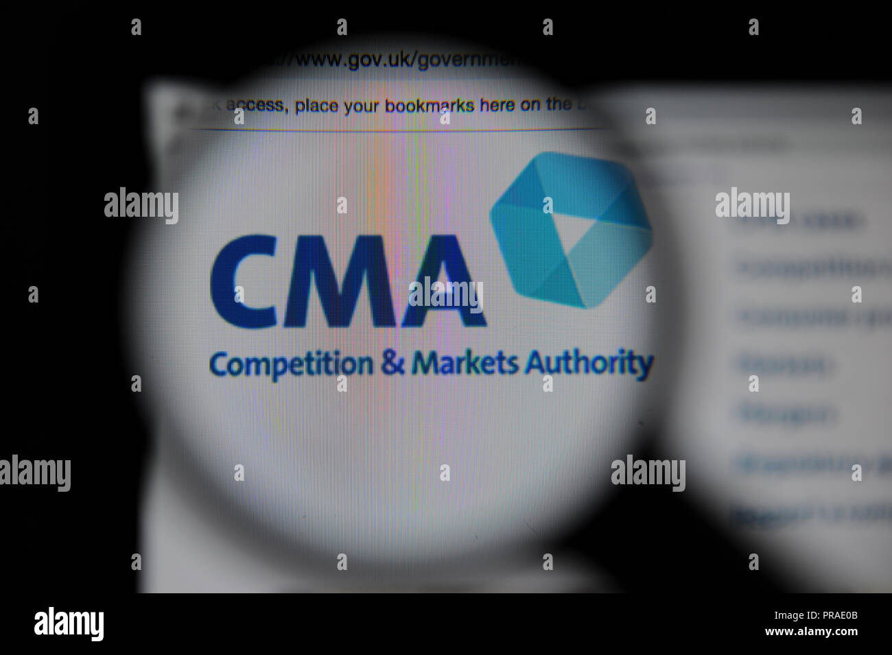 Die Wettbewerbs- und Marktaufsichtsbehörde (CMA) Website durch ein Vergrößerungsglas gesehen Stockfoto