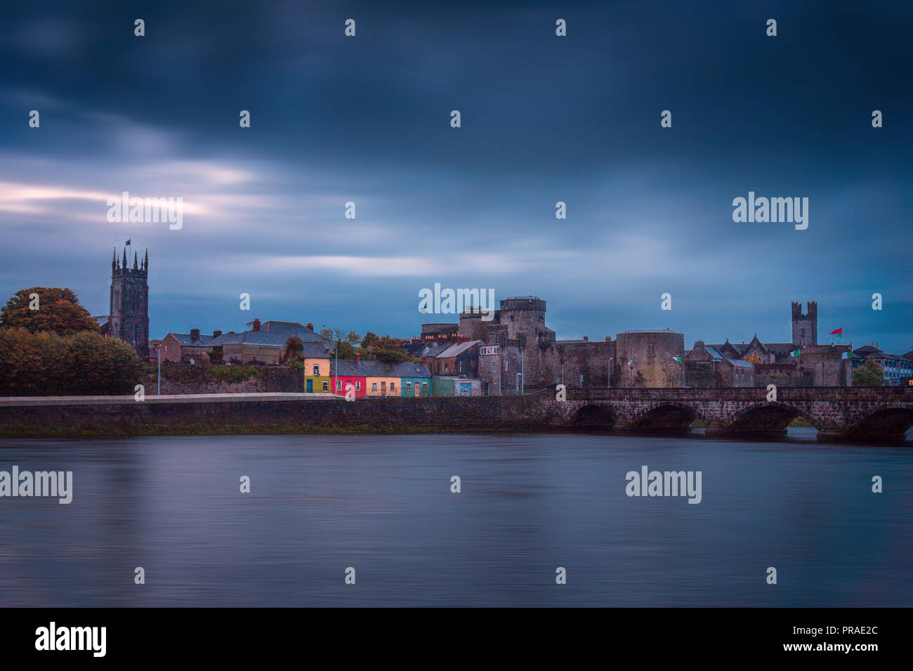 Schöner Panoramablick auf mittelalterlichen King John's Castle und River Shannon in der Stadt Limerick, Republik von Irland Stockfoto