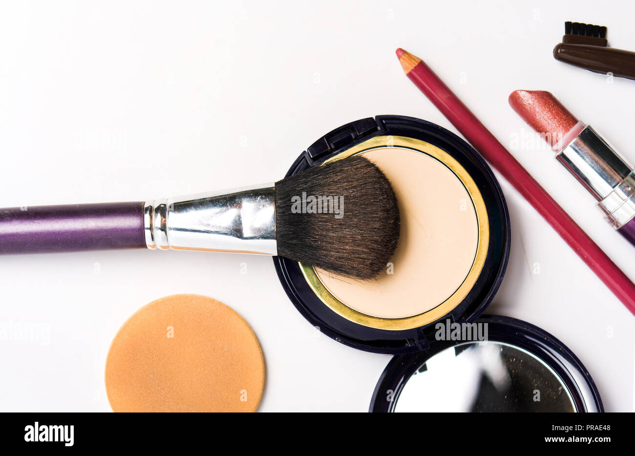 Lidschatten Kosmetik mit Pinsel und Lippenstift isoliert auf weißem Stockfoto