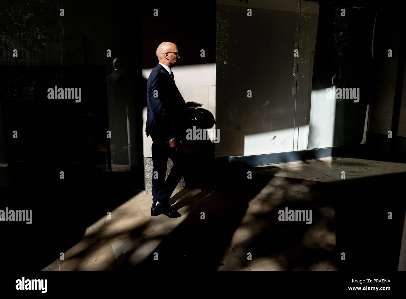 Stadt Arbeitnehmer gehen über Ihr Geschäft während Ihrer Mittagspause, Central London Stockfoto