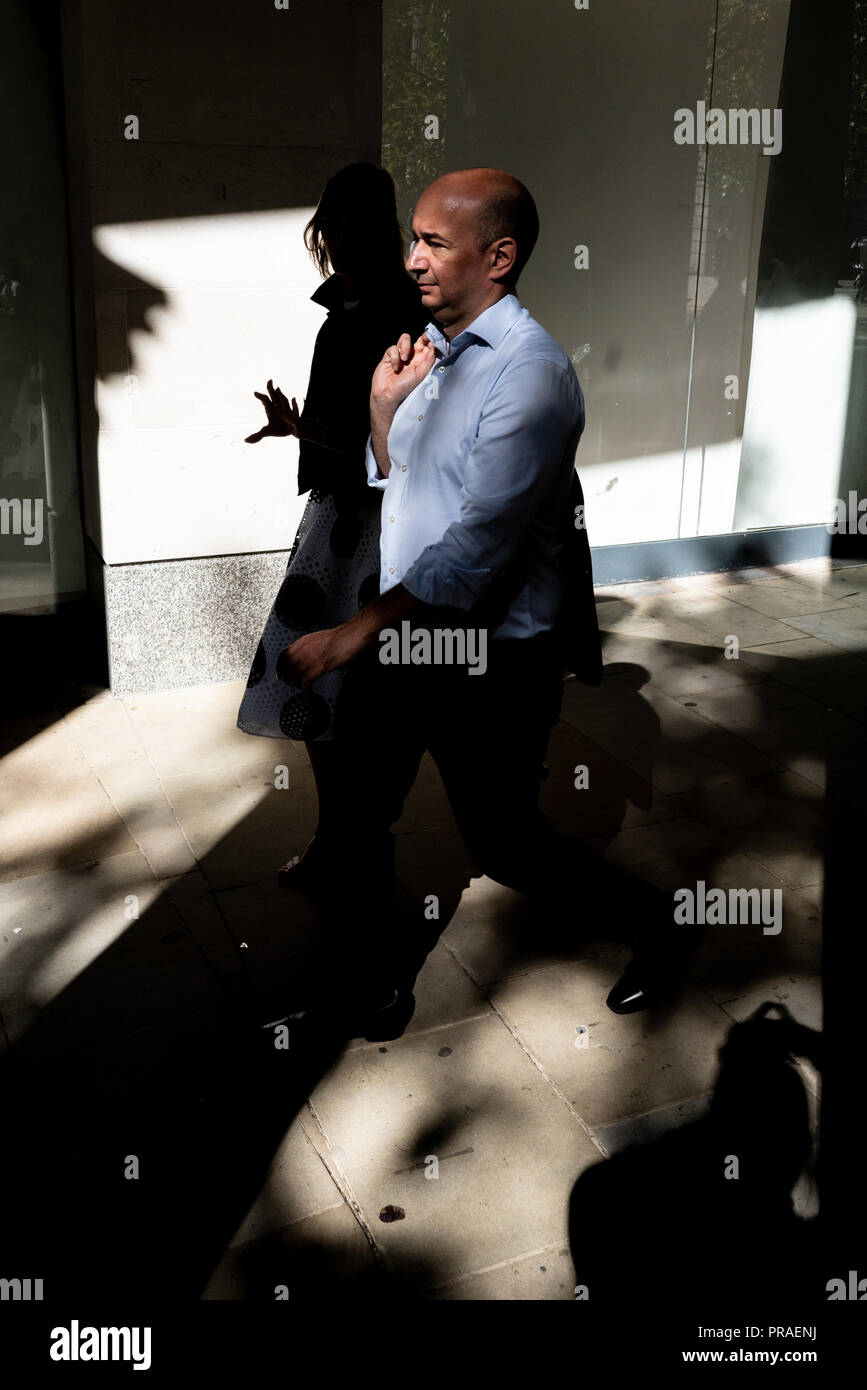 Stadt Arbeitnehmer gehen über Ihr Geschäft während Ihrer Mittagspause, Central London Stockfoto