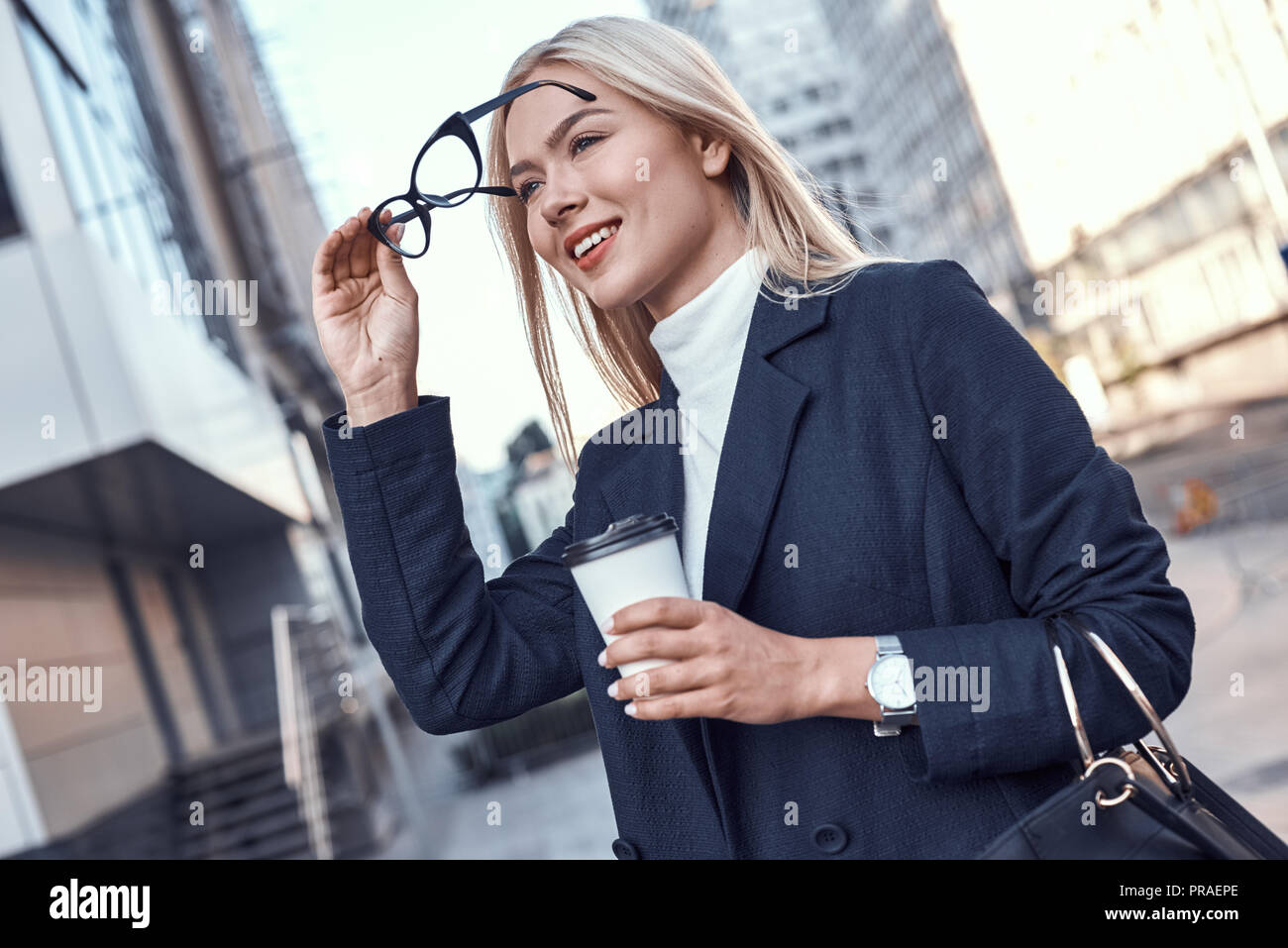 Freundliche weibliche Manager erhalten zu Fuß trinken morgens zur Arbeit Stockfoto