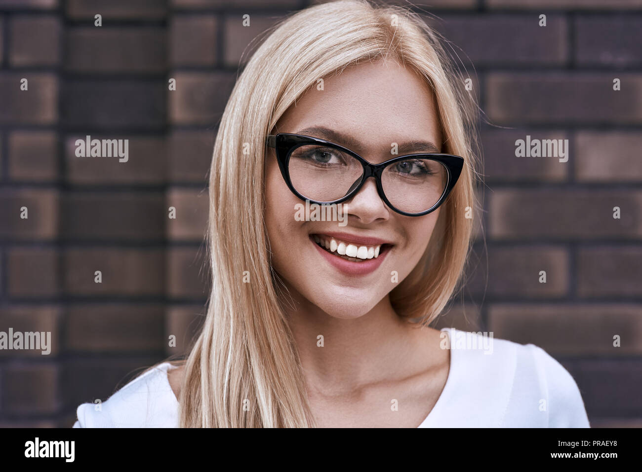 Portrait von lächelnden blonde Frau in Gläsern Stockfoto