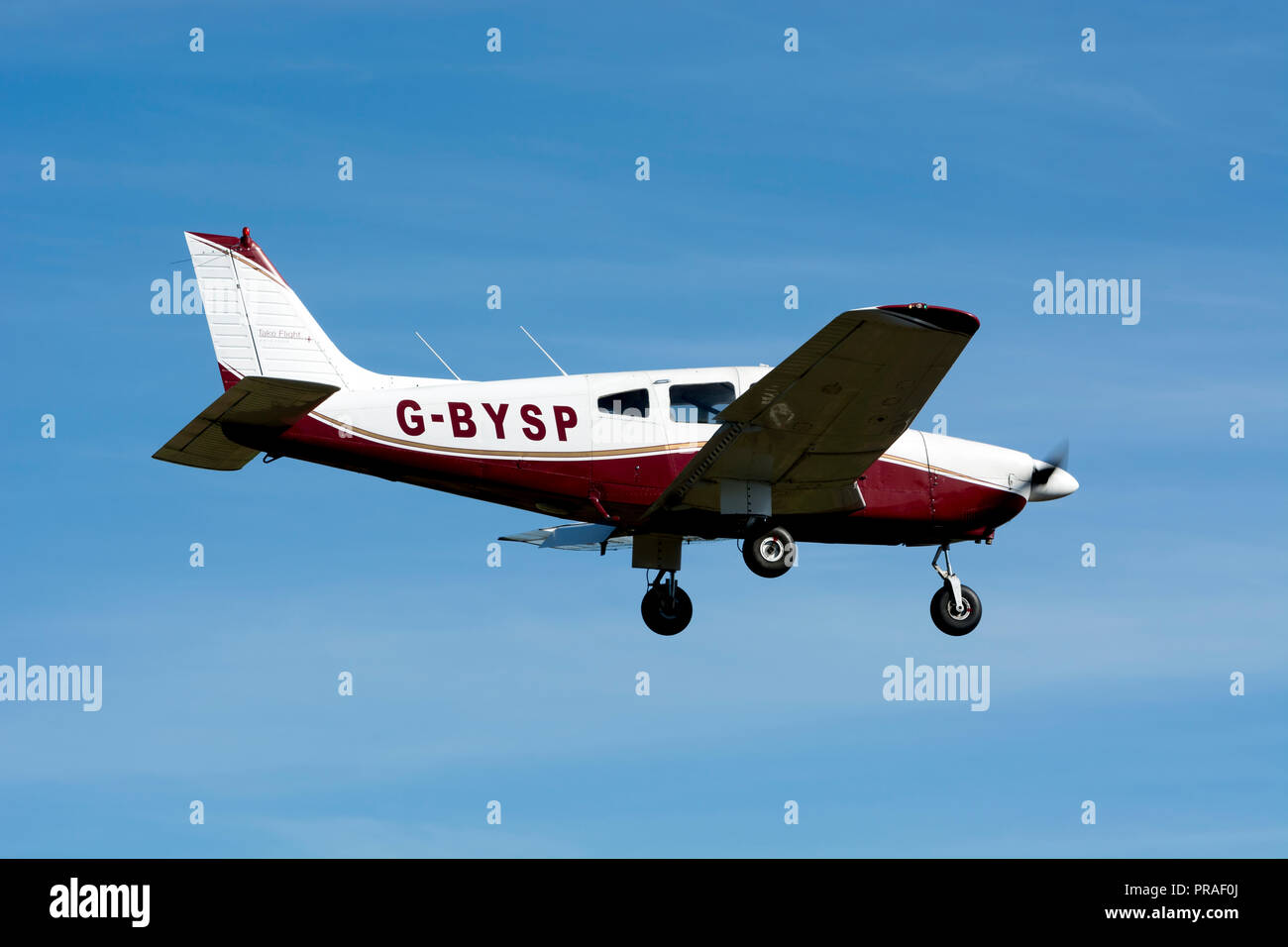 Rockwell Commander 112B Landung am Flugplatz Wellesbourne, Warwickshire, Großbritannien (G-BYSP) Stockfoto