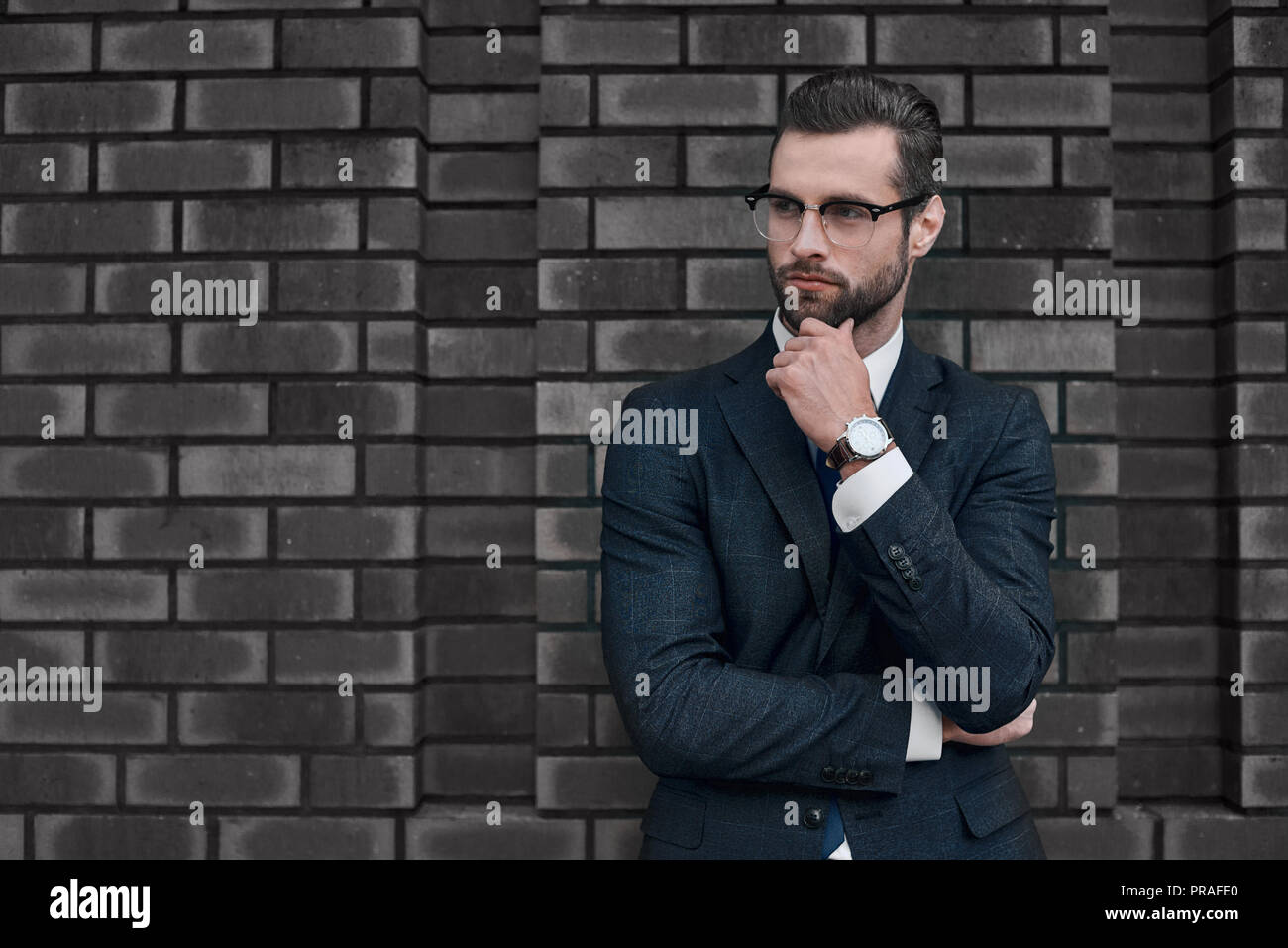 Ein junger Geschäftsmann Gedanken über die zukünftigen Aussichten Stockfoto