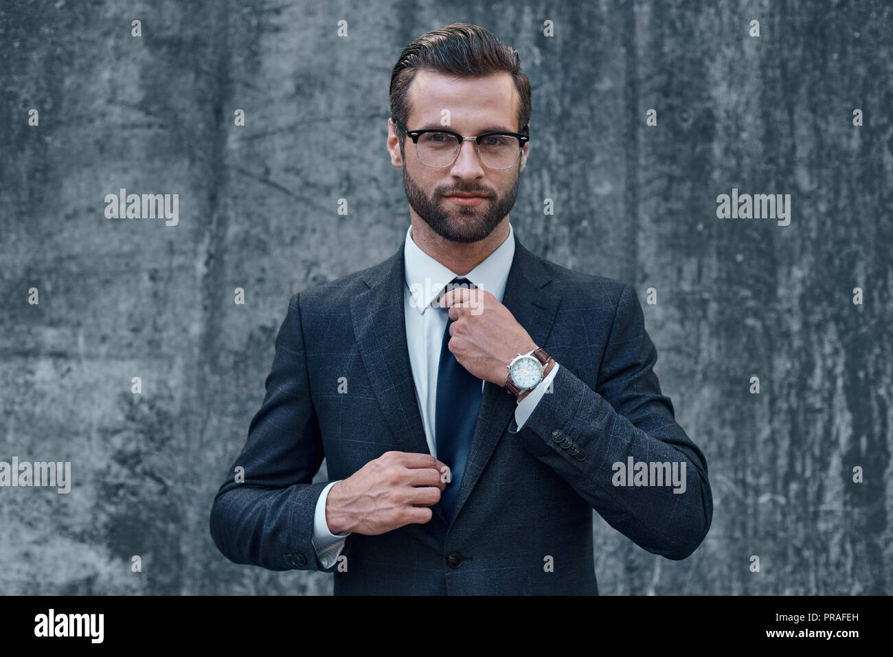 Porträt eines lächelnden schönen Geschäftsmann mit den Armen über gefaltet Stockfoto