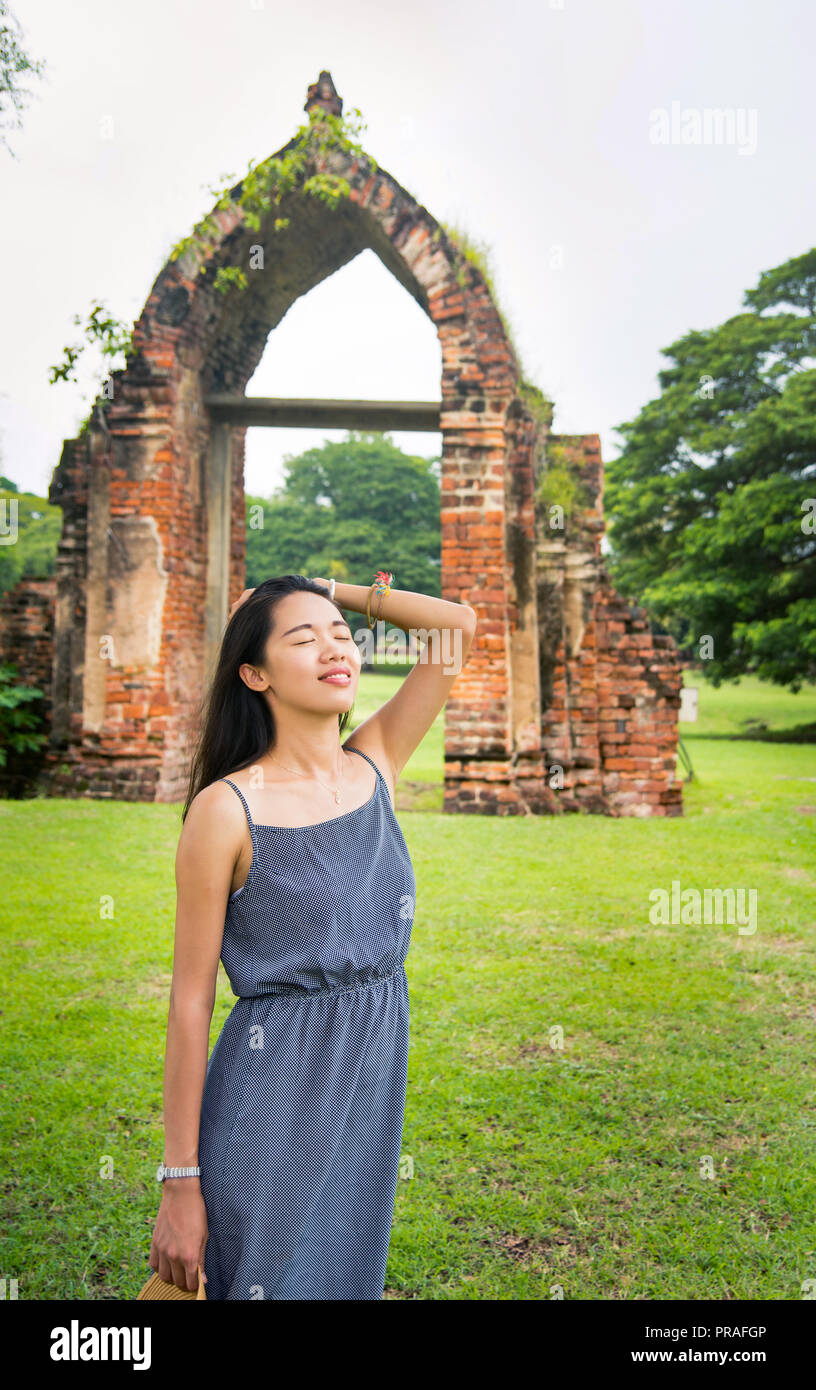 Portrait von chinesischen Frau in Ruinen von Ayutthaya, Thailand Stockfoto