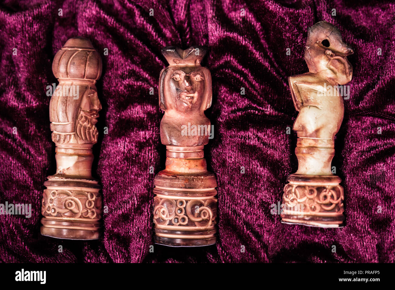 Handgefertigte Schach aus Meerschaum sorgfältig in Rot babric verpacktes Set Stockfoto