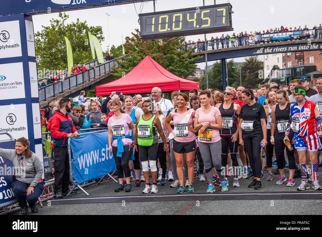 Die Sitzschienen in die Simplyhealth große Stücke 10K Rennen warten nervös auf den Start im Riverside Road, Stockton on Tees, England, Großbritannien Stockfoto