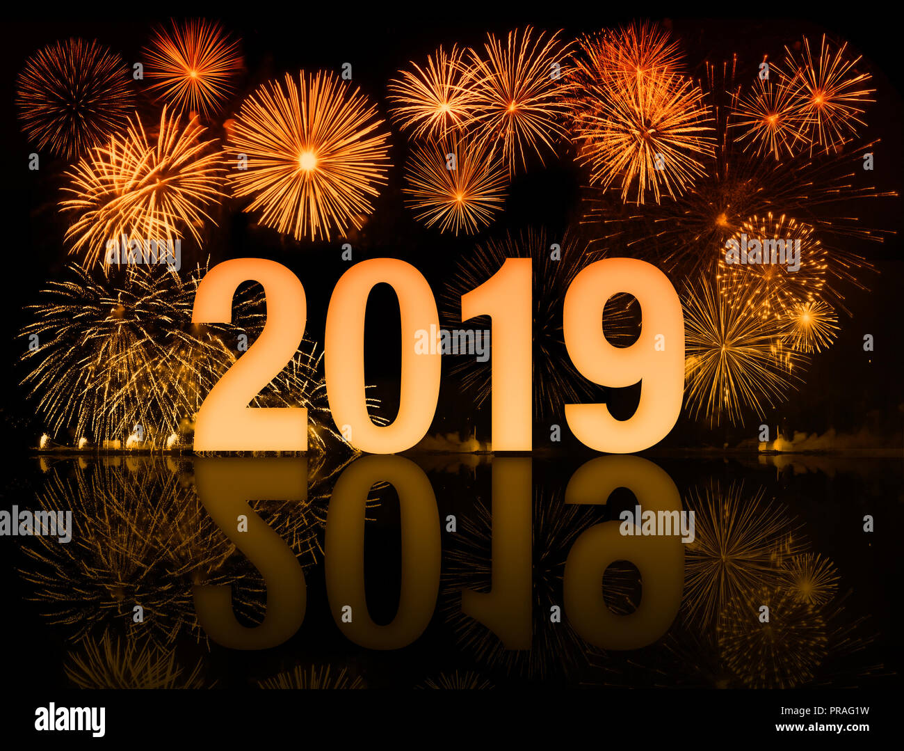 2019 Frohes neues Jahr Feuerwerk mit alten Zifferblatt Stockfoto