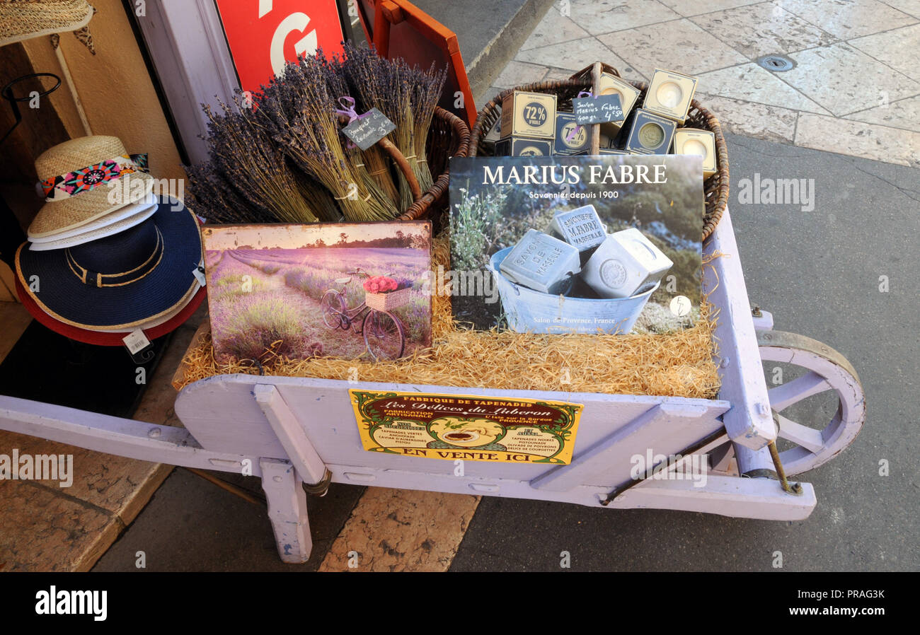 Eine neuartige Darstellung der touristischen Geschenke außerhalb eines Shop, spezialisiert auf provenzalischen Dinge, auf der Basis von Lavendel, im südfranzösischen Stadt Apt. Stockfoto