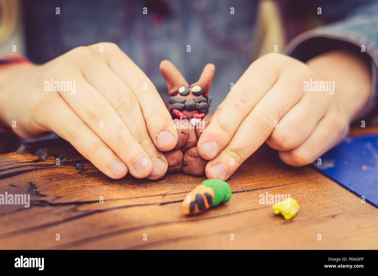 Kinder spielen mit Salzteig und schaffen kreative Figuren Stockfoto