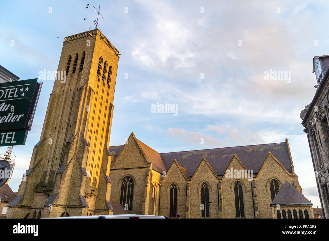 Katholische Kirche Saint-Martin, restauriert von Paul und Jean Gélis, 1959, Bergues, Nord-Pas-de-Calais, Ile de France, Frankreich Stockfoto