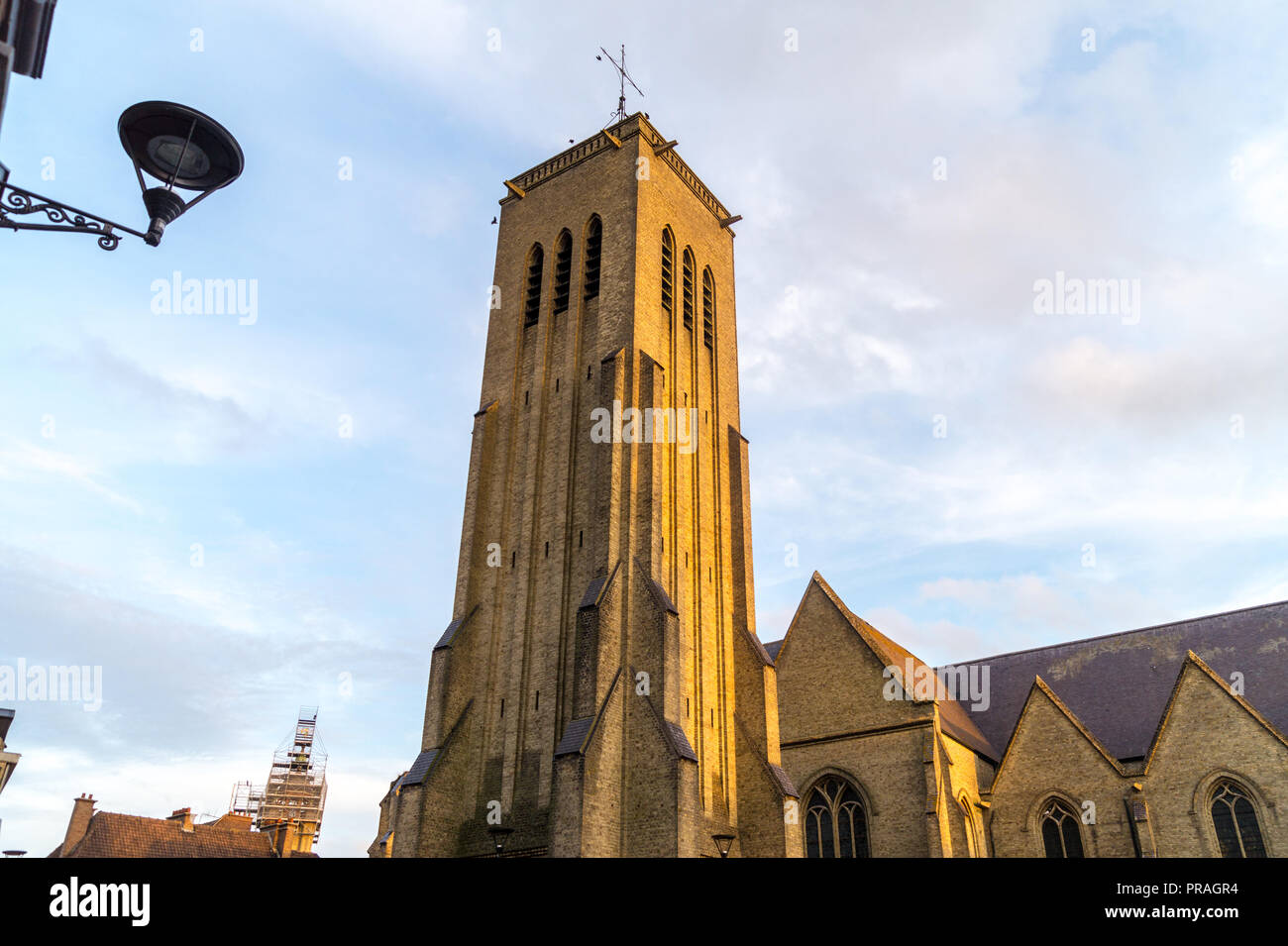 Katholische Kirche Saint-Martin, restauriert von Paul und Jean Gélis, 1959, Bergues, Nord-Pas-de-Calais, Ile de France, Frankreich Stockfoto