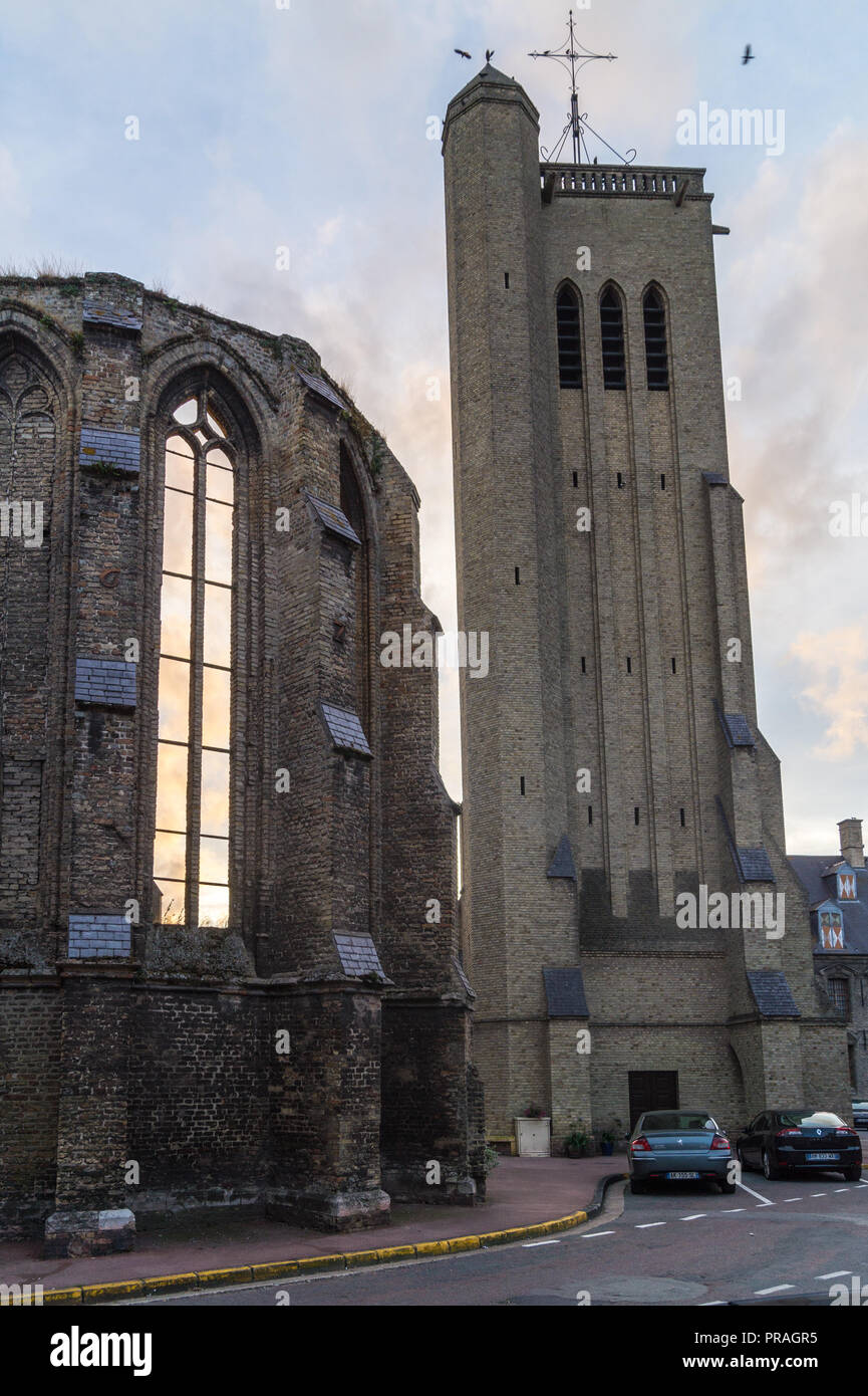 Katholische Kirche Saint-Martin, restauriert von Paul und Jean Gélis, 1959, Bergues, Nord-Pas-de-Calais, Ile de France, Frankreich Stockfoto