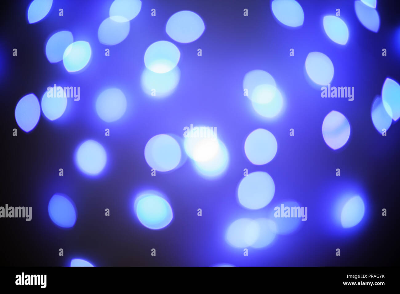 Blue Christmas Lights. Bokeh Overlay. Abstrakte urlaub Hintergrund. Neues Jahr defokussierten Nachtbeleuchtung. Stockfoto