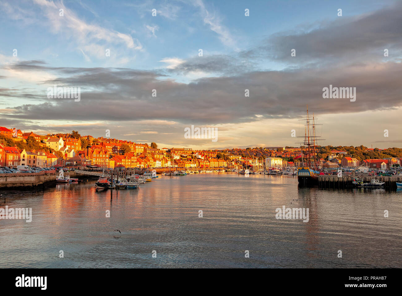 Wunderschöne Sonnenuntergang über dem Hafen mit Booten und England Yatchs in whitby, North Yorkshire coast Stockfoto