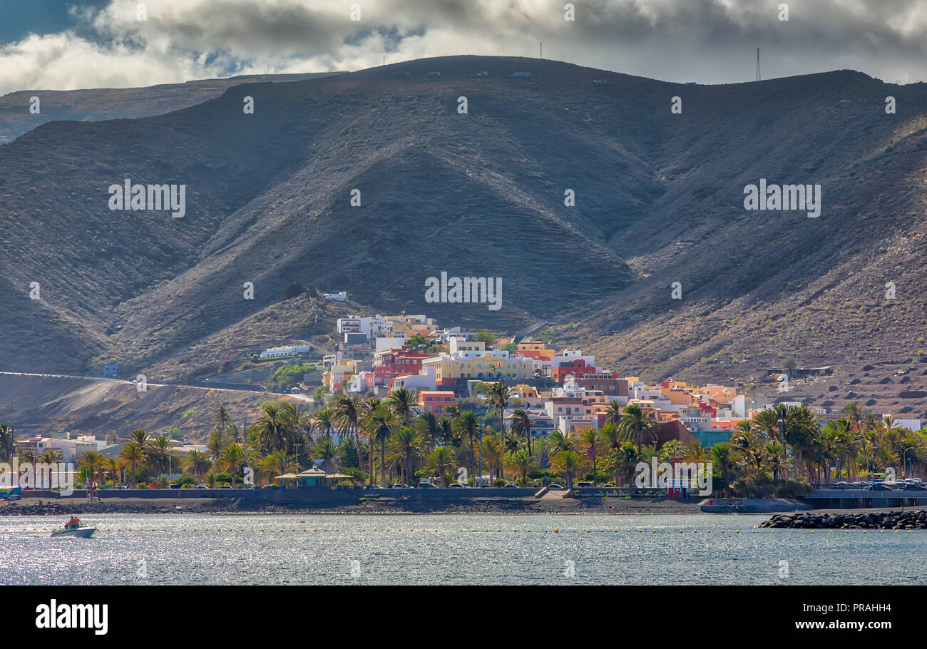 LA GOMERA, SPANIEN - 18. August: (Anmerkung des Editors: Bild ist ein digital [High Dynamic Range, HDR] Composite.) Bunte Häuser sind am Hafen von San Sebastián de la Gomera am August 18, 2018 La Gomera, Spanien. Von diesem Hafen betreiben Schnellboote zu den Inseln Teneriffa und La Palma. Stockfoto