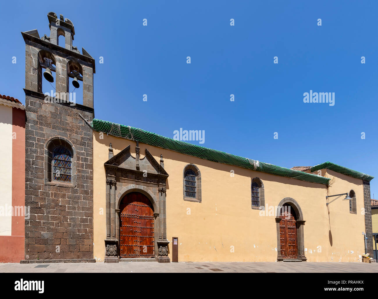 Teneriffa, SPANIEN - 20. August: (Anmerkung des Editors: ein Polarisationsfilter war für dieses Bild verwendet.) Die Iglesia Nuestra Señora De Los Dolores (die Kirche und Krankenhaus der Nuestra Señora de los Remedios) in San Cristóbal de La Laguna am 20. August zu sehen ist, 2018 in Teneriffa, Spanien. San Cristóbal de La Laguna war die ehemalige Hauptstadt der Insel, und es ist Teil des UNESCO Weltkulturerbes. Stockfoto