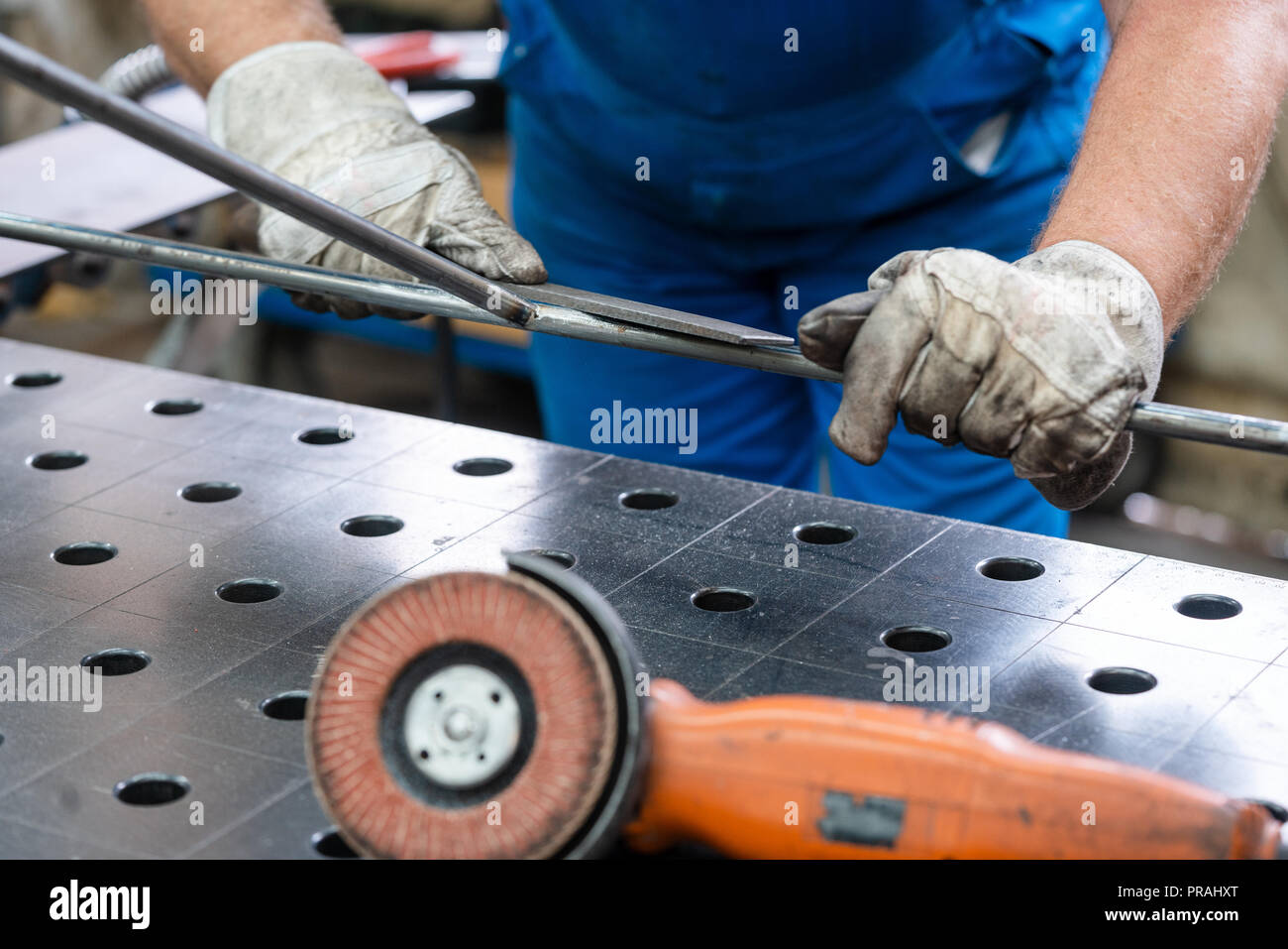 Arbeiter in der Fabrik entgraten Werkstücke aus Metall, close-up Stockfoto