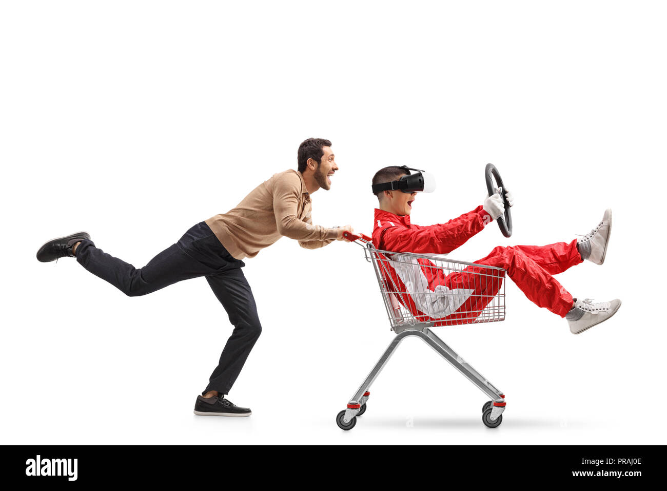 Teenager in einem Racing suit mit VR Googles in einem Warenkorb von einem jungen Mann, der auf weißem Hintergrund gedrückt wird Stockfoto