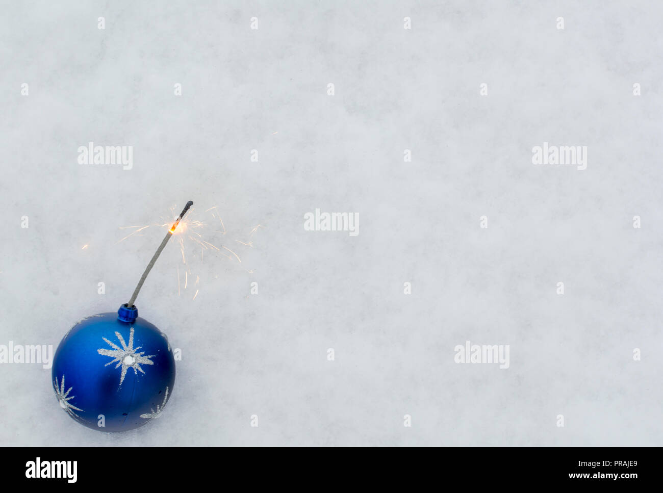 Blaue Weihnachtskugeln, Feuerwerk. Weihnachtsdekoration auf weißem Hintergrund Stockfoto