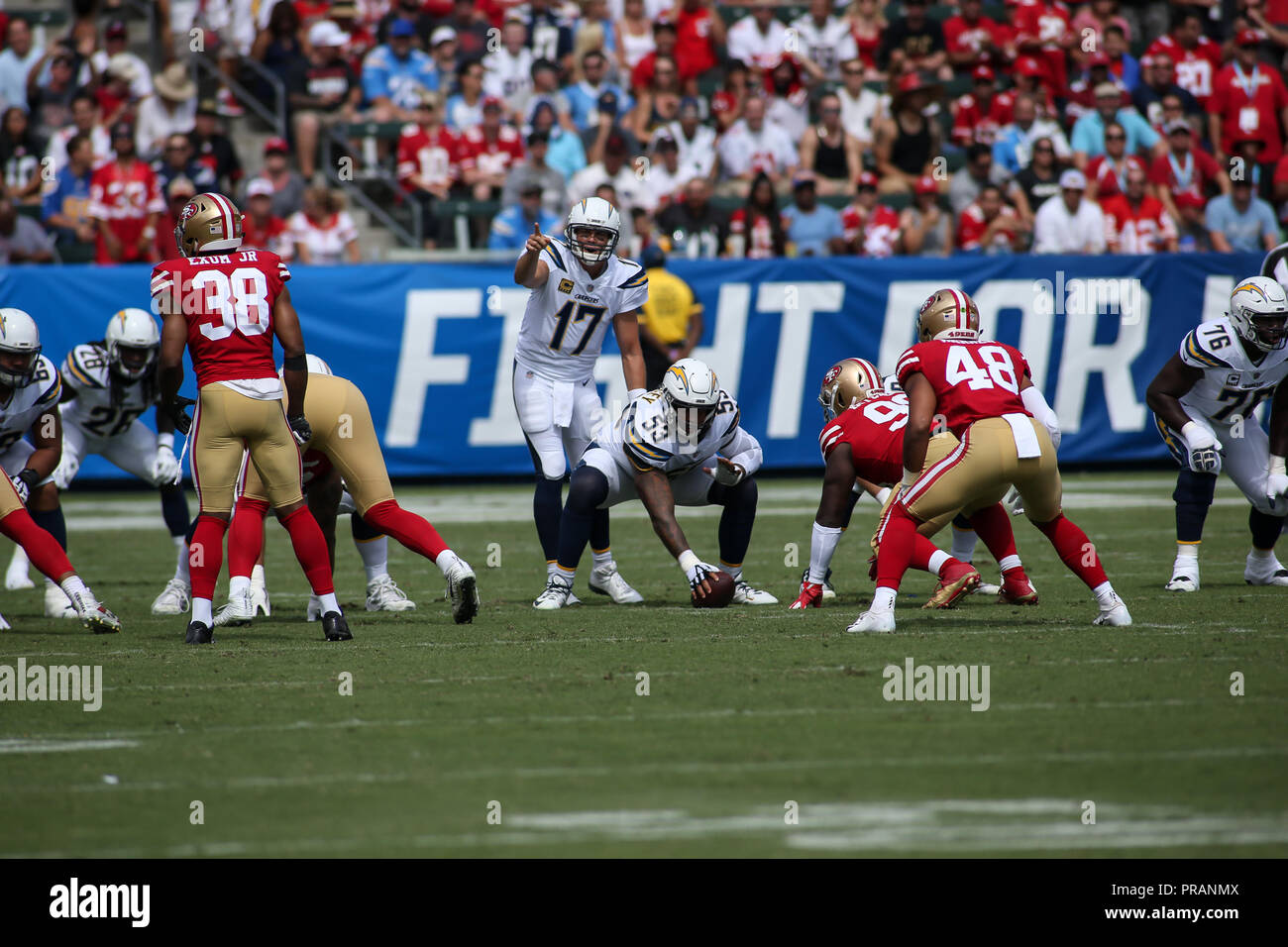 Carson, CA. 30 Sep, 2018. Los Angeles Ladegeräte Quarterback Philip Flüsse (17) Während der NFL San Francisco 49ers vs Los Angeles Ladegeräte am Stubhub Center in Carson, am 30. September Ca, 2018 (Foto von Jevone Moore Quelle: CSM/Alamy leben Nachrichten Stockfoto
