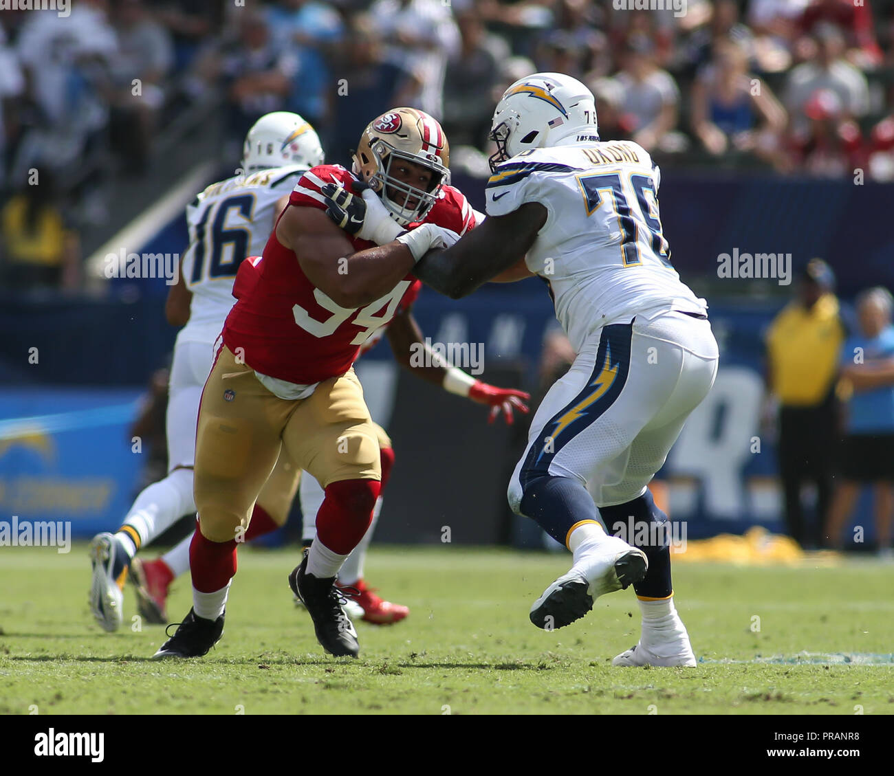 Carson, CA. 30 Sep, 2018. San Francisco 49ers defensive Ende Solomon Thomas (94), kämpfende Feld auf Los Angeles Ladegeräte beleidigender Gerät Russell Okung (76) Während der NFL San Francisco 49ers vs Los Angeles Ladegeräte am Stubhub Center in Carson, Ca am 30. September 2018 (Foto von Jevone Moore Quelle: CSM/Alamy leben Nachrichten Stockfoto