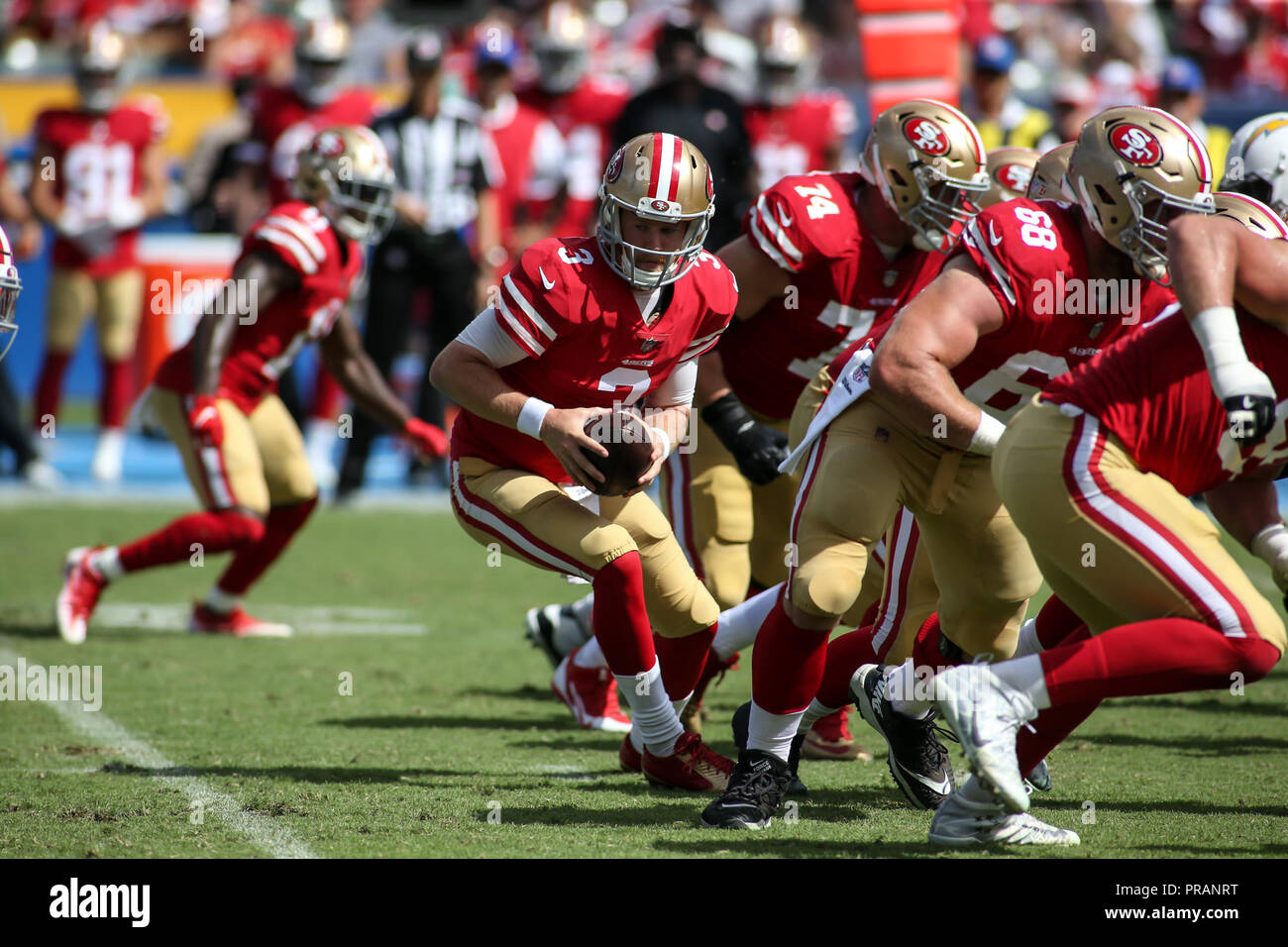 Carson, CA. 30 Sep, 2018. San Francisco 49ers quarterback C.J. Beathard (3) Während der NFL San Francisco 49ers vs Los Angeles Ladegeräte am Stubhub Center in Carson, Ca am 30. September 2018 (Foto von Jevone Moore Quelle: CSM/Alamy leben Nachrichten Stockfoto