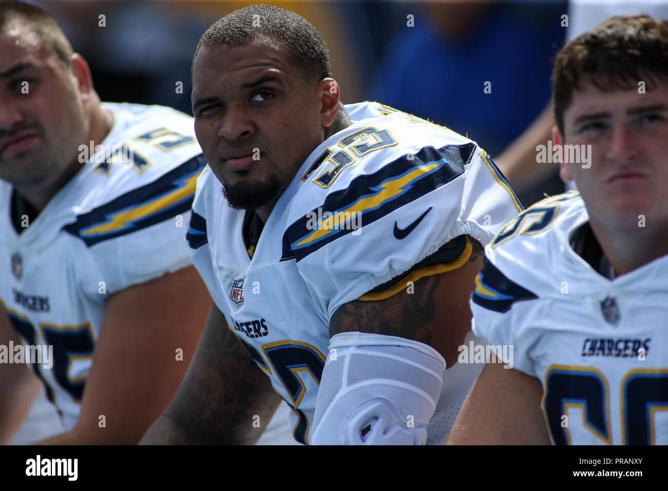 Carson, CA. 30 Sep, 2018. Los Angeles Ladegeräte center Mike Pouncey (53) auf der Bank während der NFL San Francisco 49ers vs Los Angeles Ladegeräte am Stubhub Center in Carson, Ca am 30. September 2018 (Foto von Jevone Moore Quelle: CSM/Alamy leben Nachrichten Stockfoto