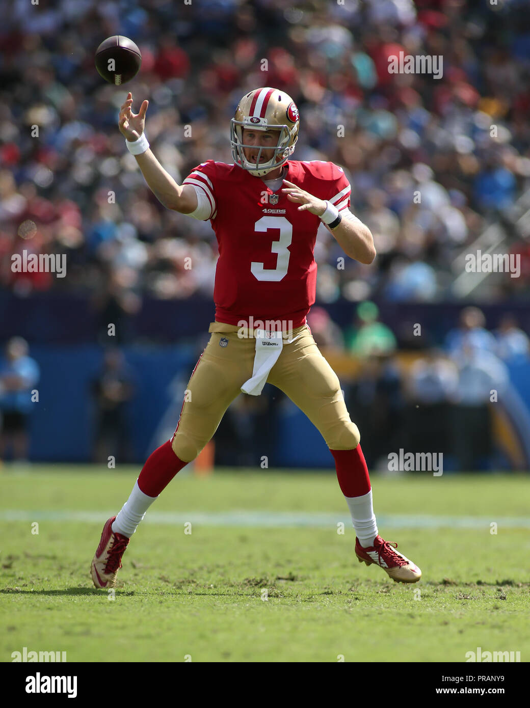 Carson, CA. 30 Sep, 2018. San Francisco 49ers quarterback C.J. Beathard (3) Während der NFL San Francisco 49ers vs Los Angeles Ladegeräte am Stubhub Center in Carson, Ca am 30. September 2018 (Foto von Jevone Moore Quelle: CSM/Alamy leben Nachrichten Stockfoto