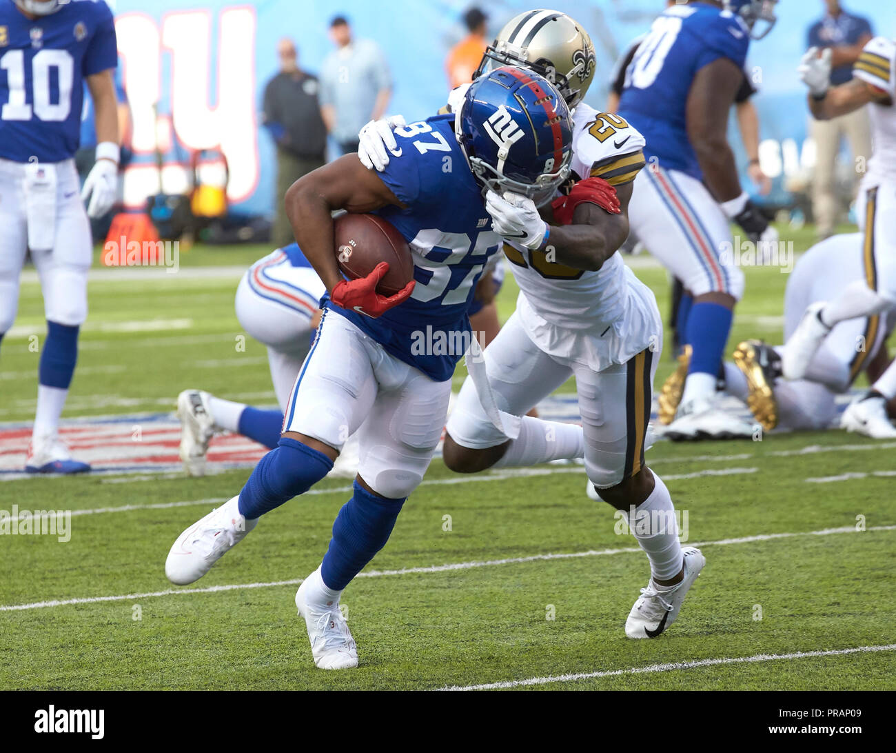 East Rutherford, New Jersey, USA. 30 Sep, 2018. New York Giants wide receiver Sterling Shepard (87) ist Gesicht maskiert durch New Orleans Saints Cornerback Ken Crawley (20) nach einer Verriegelung während ein NFL Spiel zwischen den New Orlean Heiligen und die New York Giants bei MetLife Stadium in East Rutherford, New Jersey. Duncan Williams/CSM/Alamy leben Nachrichten Stockfoto