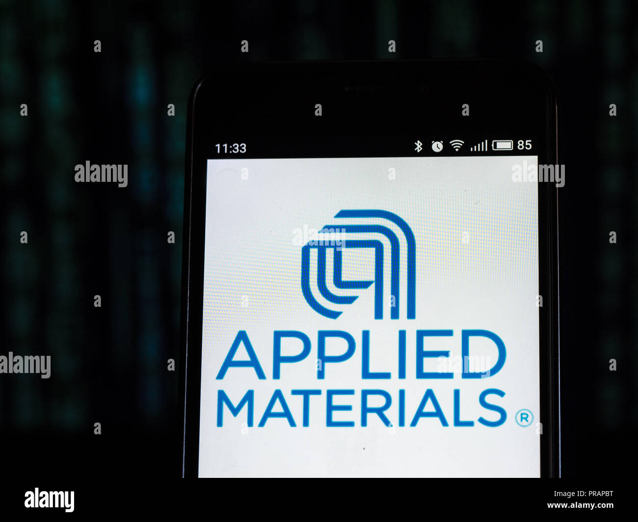 Kiew, Ukraine. 30 Sep, 2018. Applied Materials, Inc.-Logo gesehen auf Smart Phone angezeigt. Applied Materials, Inc. ist ein amerikanisches Unternehmen, das Anlagen, Dienstleistungen und Software liefert die Herstellung von Halbleiterchips für Elektronik, Flachbildschirmen für Computer, Smartphones und Fernseher zu ermöglichen, und solar Produkte. Quelle: Igor Golovniov/SOPA Images/ZUMA Draht/Alamy leben Nachrichten Stockfoto